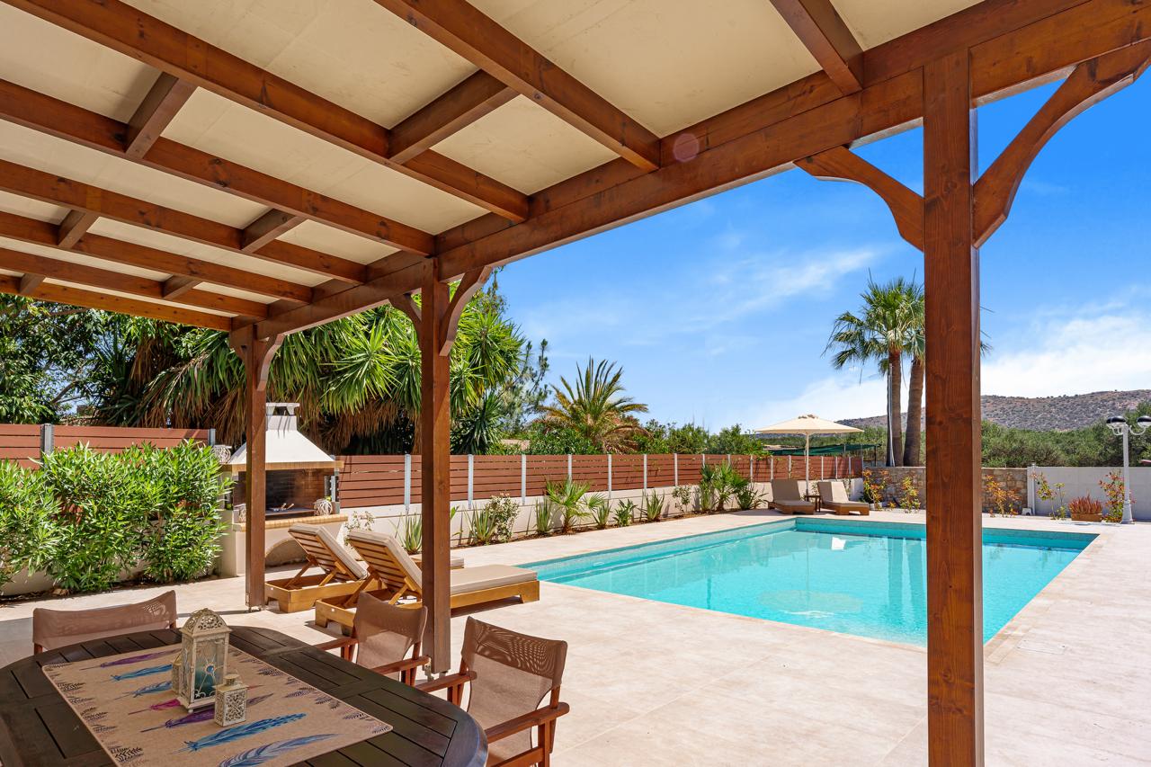 Villa poolside dining